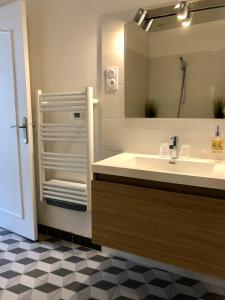 bagno con lavandino e specchio di Hôtel Saint Louis ad Aigues-Mortes