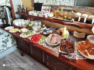 un buffet con muchos tipos diferentes de comida en una mesa en Agroturystyka Pod Kołami en Myczkowce
