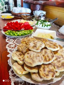 uma mesa coberta com pratos de alimentos e produtos hortícolas em Agroturystyka Pod Kołami em Myczkowce