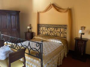 A bed or beds in a room at Il Castello dei Principi Sanseverino