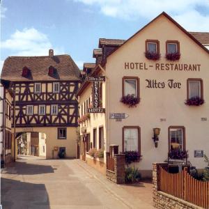 a hotel in a town with a building at Altes Tor in Filsen