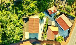 una vista aérea de una casa con techos rojos en Yes Pico, en Santa Luzia