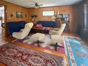 ein Wohnzimmer mit einem Sofa, einem Tisch und Stühlen in der Unterkunft 6 person holiday home in BOTTNARYD in Bottnaryd