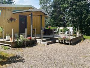 eine kleine Hütte mit einer Veranda mit einem Tisch und Stühlen in der Unterkunft 6 person holiday home in BOTTNARYD in Bottnaryd
