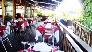 A restaurant or other place to eat at Pirogue Lodge