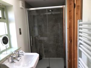 un baño con ducha y lavabo en Picture perfect cottage in rural Tintagel, en Tintagel 32 fotos más