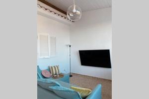 Telewizja i/lub zestaw kina domowego w obiekcie LARGE 150 m2 APARTMENT, NICE VIEW AND LOCATION !