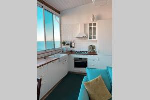 Kuchnia lub aneks kuchenny w obiekcie LARGE 150 m2 APARTMENT, NICE VIEW AND LOCATION !