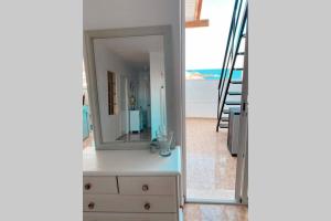lustro na komodzie w pokoju w obiekcie LARGE 150 m2 APARTMENT, NICE VIEW AND LOCATION ! w mieście Puerto de Santiago +32 zdjęcia