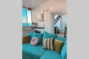 niebieska kanapa z poduszkami w salonie w obiekcie LARGE 150 m2 APARTMENT, NICE VIEW AND LOCATION ! w mieście Puerto de Santiago