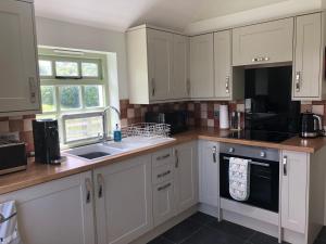 O bucătărie sau chicinetă la Picture perfect cottage in rural Tintagel
