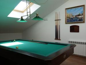 a pool table in a room with a ceiling at Casa Rural Maruja in Aldea de San Esteban