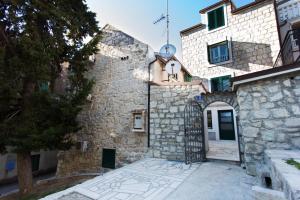 una entrada a un edificio de piedra con una puerta en Marinac City Center Apartments & Rooms, en Split