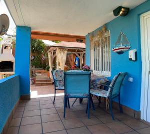 a blue house with two chairs and a table at Apartamento en la playa de Calafell. Barcelona in Calafell