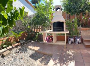 a backyard with a barbecue grill in a garden at Apartamento en la playa de Calafell. Barcelona in Calafell