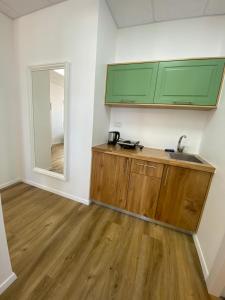 une cuisine avec un évier et un miroir dans une pièce dans l'établissement צימר סוד החרמון, à Majdal Shams