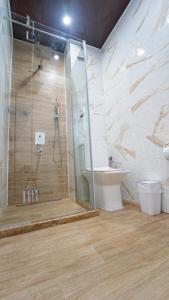 y baño con ducha, aseo y lavamanos. en Niko's Cozy Apartment, en Plovdiv