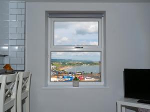 okno w pokoju z widokiem na port w obiekcie Sea View House w Scarborough