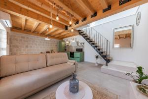 ein Wohnzimmer mit einer Couch und einer Treppe in der Unterkunft Villa Pescatore in Trogir