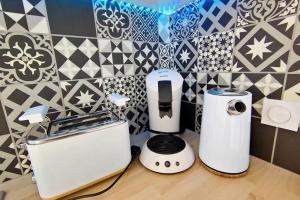 two appliances sitting on a counter in a kitchen at KITESURF - 100M PLAGE - DECO DESIGN in Berck-sur-Mer