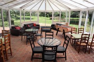 gazebo con tavoli, sedie e tavolo da biliardo di Chambres d'hôtes du domaine de l'Isle a Civray-de-Touraine