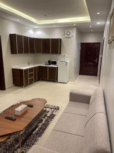 sala de estar con sofá y cocina en Rawaes Hotel, en Medina