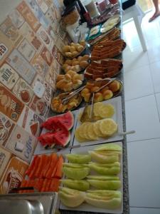 un montón de diferentes tipos de frutas y hortalizas en Pousada Ubarana, en Maragogi