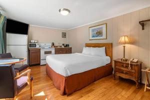 Tempat tidur dalam kamar di Anchor Inn and Cottages Wells-Ogunquit