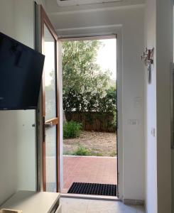 an open door with a view of a yard at Neptune in Francavilla al Mare