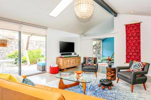 salon z kanapą i telewizorem w obiekcie The Royal Hawaiian w mieście Palm Springs