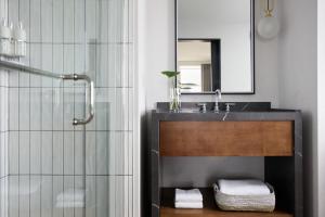 uma casa de banho com um lavatório e um espelho em Kimpton - Harper Hotel, an IHG Hotel em Fort Worth