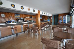 Hotel Altariño في بورتونوفو: مطعم بطاولات وكراسي وبار