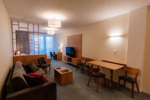 sala de estar con sofá y mesa en Apartmán C317 Hrebienok Resort 2 en Stary Smokovec