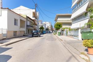 een lege straat met een auto op de weg bij Grigo apartments in Alexandroupoli