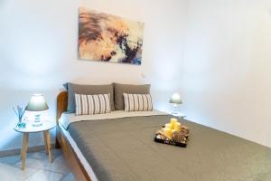Un dormitorio con una cama con velas. en Grigo apartments, en Alexandroupoli