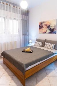 Una cama en un dormitorio con una bandeja de velas. en Grigo apartments, en Alexandroupoli