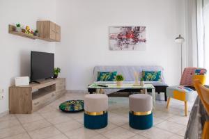 een woonkamer met een bank en een tafel bij Grigo apartments in Alexandroupoli