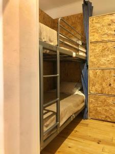 Uma ou mais camas em beliche num quarto em NOW Bastidor Jovial