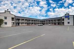 un parcheggio vuoto di fronte a un grande edificio di Motel 6 Washington, PA a Washington