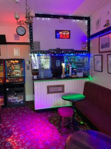 un bar con sofá y mesa en una habitación en The Croydon en Blackpool