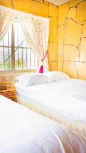 Un pat sau paturi într-o cameră la فيلا الشفا الجبلية Al Shafa Villa