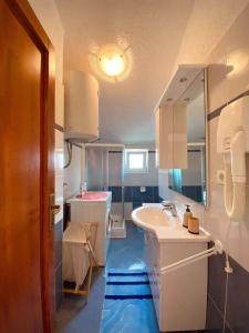 łazienka z umywalką i lustrem w obiekcie Apartment in Sveti Lovrec - Istrien 27830 w mieście Sveti Lovreč Pazenatički