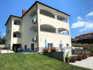 budynek z balkonami z boku w obiekcie Apartment in Sveti Lovrec - Istrien 27830 w mieście Sveti Lovreč Pazenatički