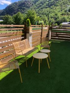 d'une terrasse avec bancs et table sur gazon. dans l'établissement Duplex en el pirineo, à Rialp