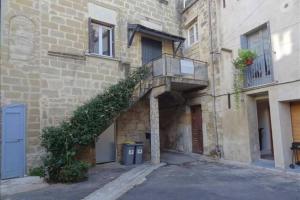 ein Gebäude mit einem Balkon an der Seite in der Unterkunft Maison de charme in Montagnac