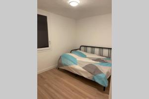 ein Schlafzimmer mit einem Bett in einem Zimmer mit Fenster in der Unterkunft Maison de charme in Montagnac