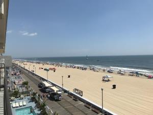 a beach with a lot of people and the ocean at Decatur House in Ocean City