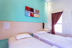 A bed or beds in a room at Ardhya Guesthouse Syariah by ecommerceloka