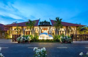 Bai Dinh Riverside Resort & Spa في نينه بينه: منزل به الكثير من الزهور أمامه