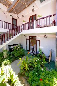 une maison avec un escalier et quelques plantes dans l'établissement Pink Beach Homestay, à Hội An